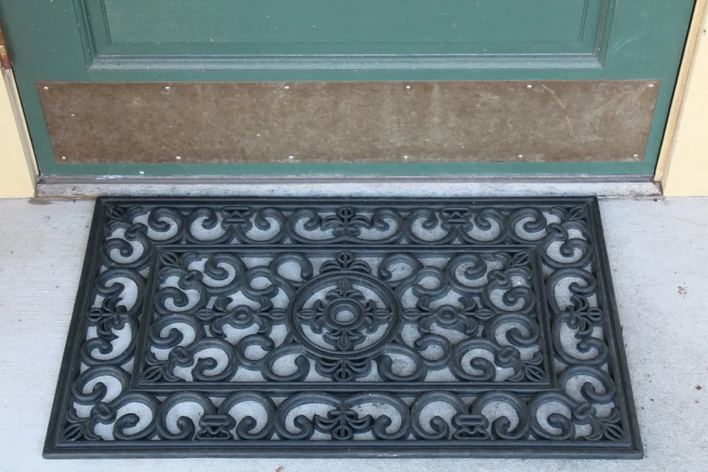Patterned rubber door mat